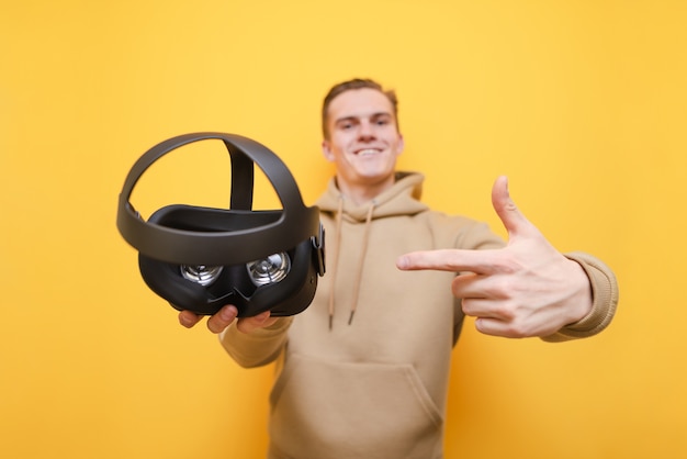 Porträt des emotionalen jungen Mannes in VR-Brille isoliert