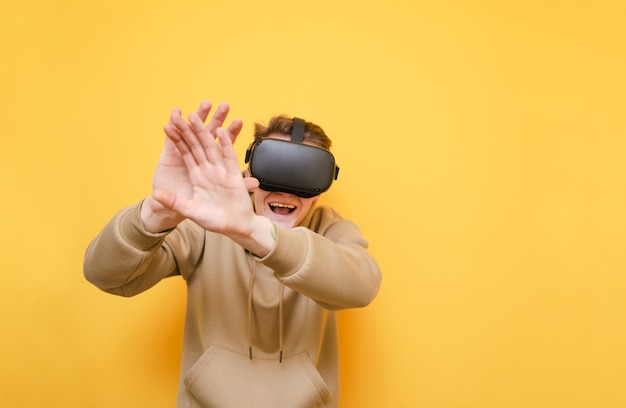 Porträt des emotionalen jungen Mannes in VR-Brille isoliert