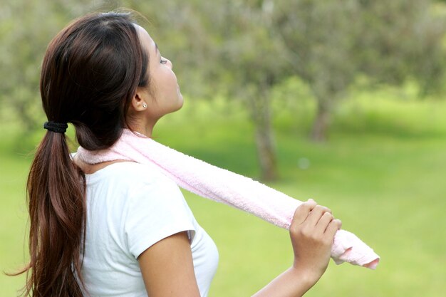 Porträt des entspannten Moments der sportlichen Frau während des Trainings im Park