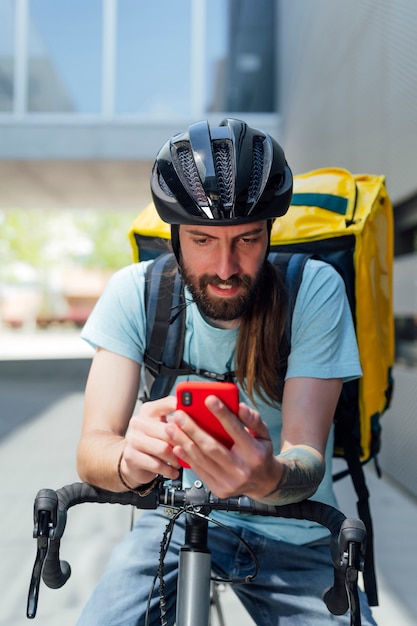 Porträt des Essenslieferanten mit Handy