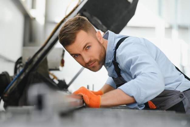 Foto porträt des fabrikarbeiters junger stattlicher fabrikarbeiter