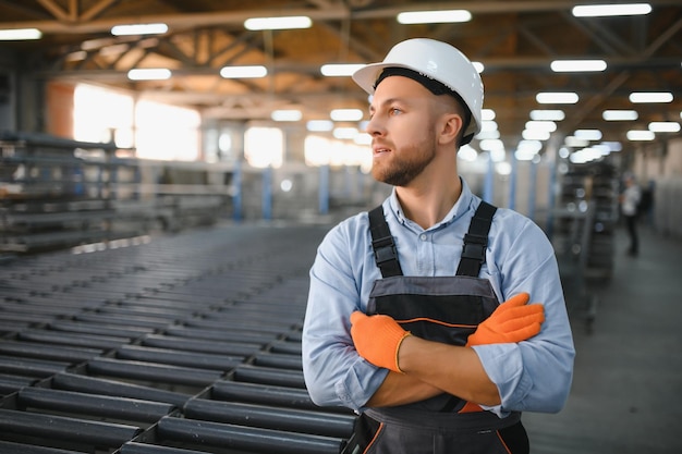 Porträt des Fabrikarbeiters Junger stattlicher Fabrikarbeiter