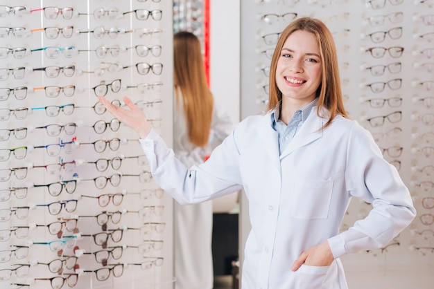 Foto porträt des freundlichen weiblichen optometrikers