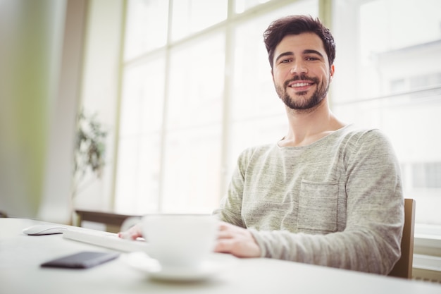 Porträt des Geschäftsmannes arbeitend am Schreibtisch im Büro