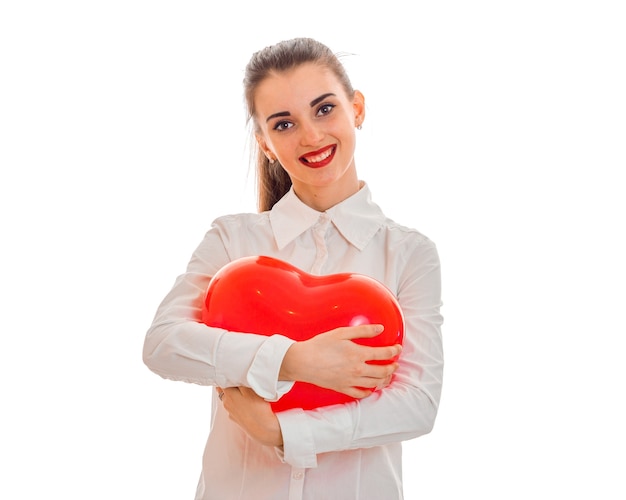 Porträt des glücklichen Brunette verliebt in das rote Herz lokalisiert auf weißem Hintergrund. Valentinstag Konzept. Liebe Konzept.