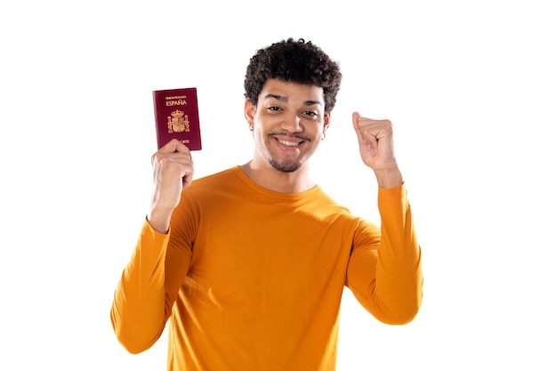 Porträt des glücklichen jungen afrikanischen Touristen, der Pass zeigt, der für Urlaub bereit ist