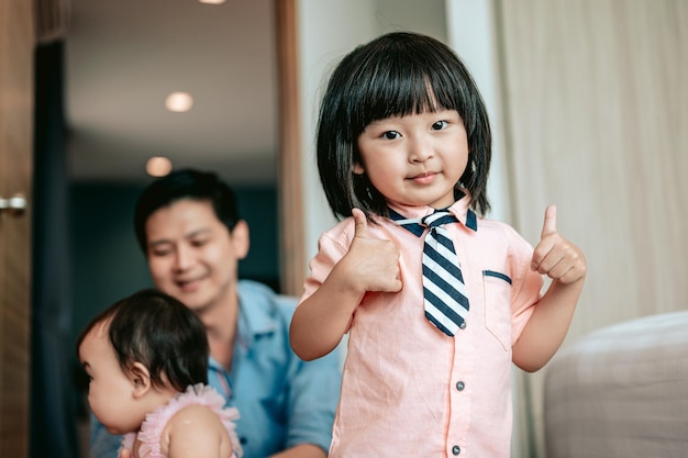 Porträt des glücklichen kleinen Jungen kleiner Junge zeigte einen großen FingerLittle Boy lächelt auf dem BettHappy Family Lifestyle-Konzept