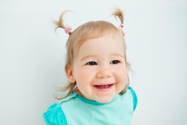 Porträt des glücklichen lächelnden Kleinkindmädchens zu Hause