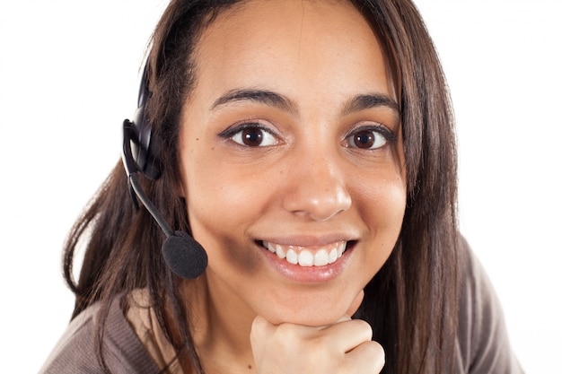 Porträt des glücklichen lächelnden netten Stütztelefonbetreibers im Kopfhörer, lokalisiert