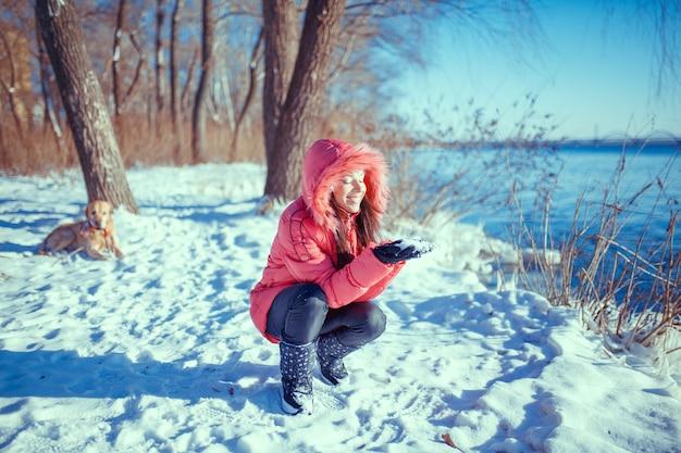 Porträt des glücklichen Lächelns des schönen Wintermädchens genießen Winterurlaub