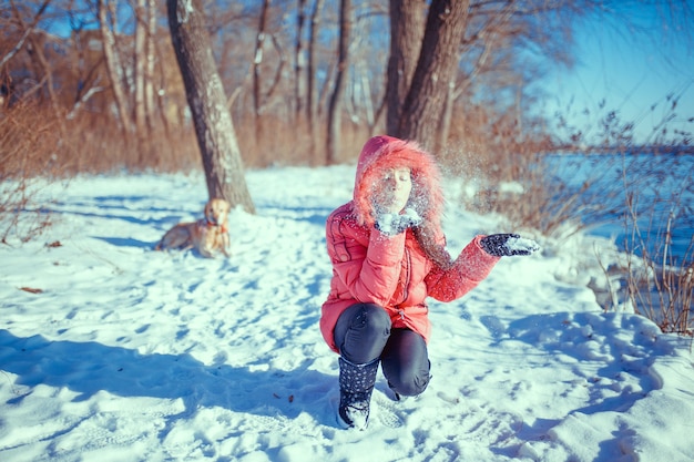 Porträt des glücklichen Lächelns des schönen Wintermädchens genießen Winterurlaub