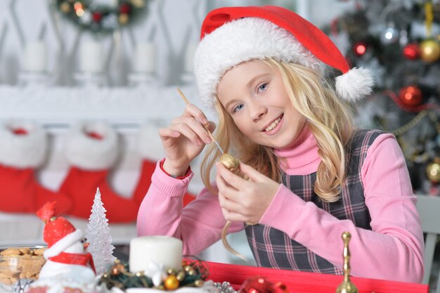 Porträt des glücklichen Mädchens, das sich auf Weihnachten vorbereitet