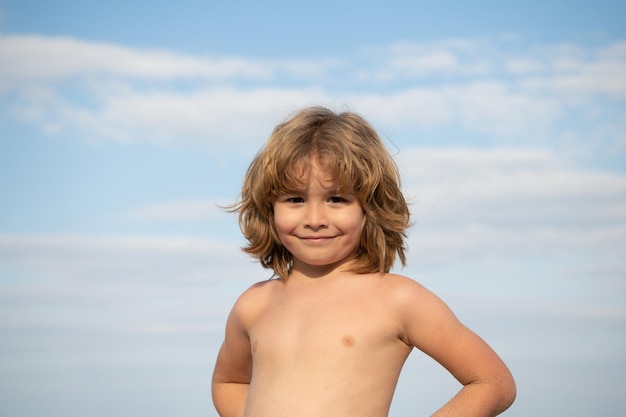 Porträt des glücklichen mit nacktem Oberkörper Kind lächelnden Sommerhimmels im Freien, Junge.