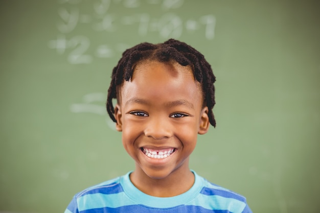 Porträt des glücklichen Schülers lächelnd im Klassenzimmer