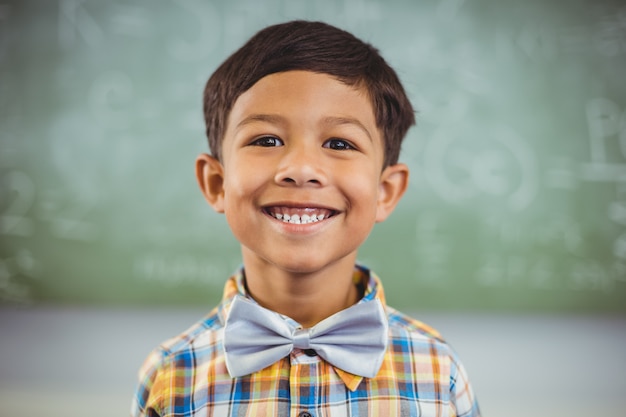 Porträt des glücklichen Schülers lächelnd im Klassenzimmer