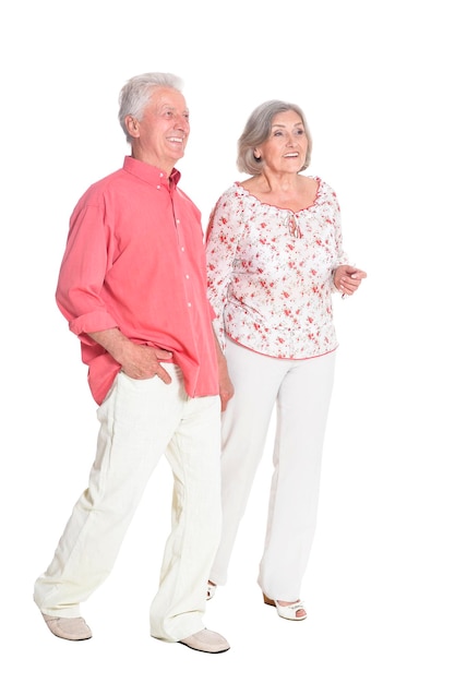Porträt des Händchenhaltens des älteren Paares auf weißem Hintergrund in voller Länge