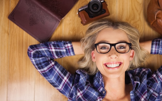 Foto porträt des herrlichen lächelnden blonden hippie-lügens