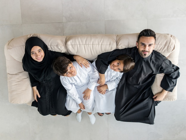 Porträt des hohen Winkels der glücklichen arabischen moslemischen Familie am neuen modernen Haus