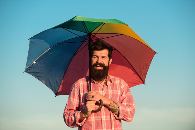 Porträt des homosexuellen männlichen Kerls. Lgbtq, Bannervorlage für Gay Pride. Mann mit Regenbogensymbolen Demonstranten für LGBT-Rechte, Stolzveranstaltungen.