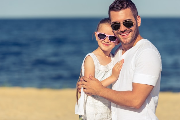 Porträt des hübschen jungen Vatis und seiner netten kleinen Tochter.