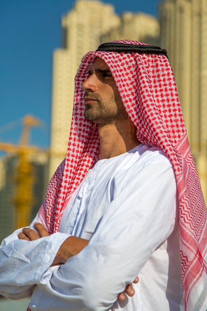 Porträt des jungen arabischen Geschäftsmannes