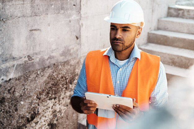 Porträt des jungen Bauingenieurs mit Helm