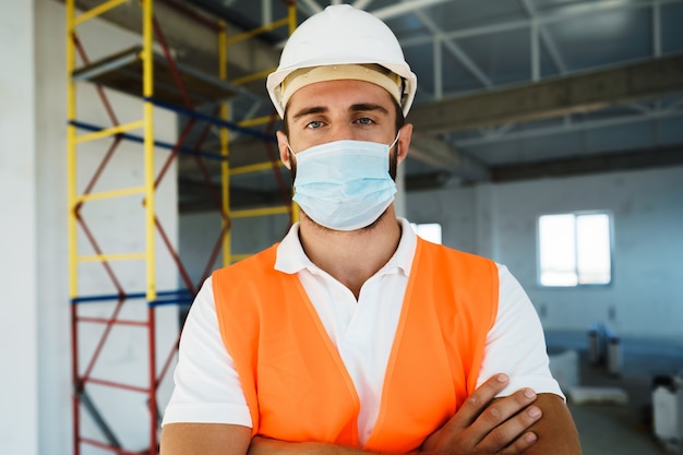 Porträt des jungen Bauingenieurs mit Helm