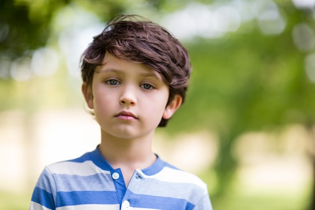 Porträt des Jungen, der im Park steht