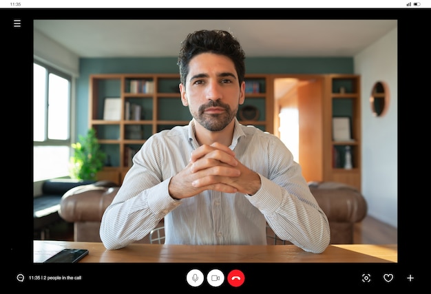 Foto porträt des jungen geschäftsmannes auf einem arbeitsvideoanruf, während zu hause bleiben.