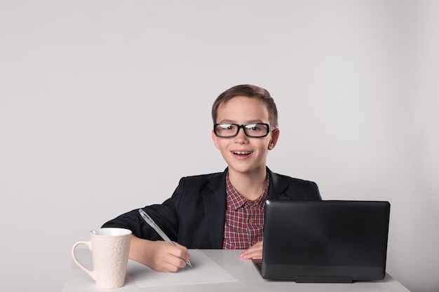 Porträt des jungen Geschäftsmannes, der am Tisch arbeitet