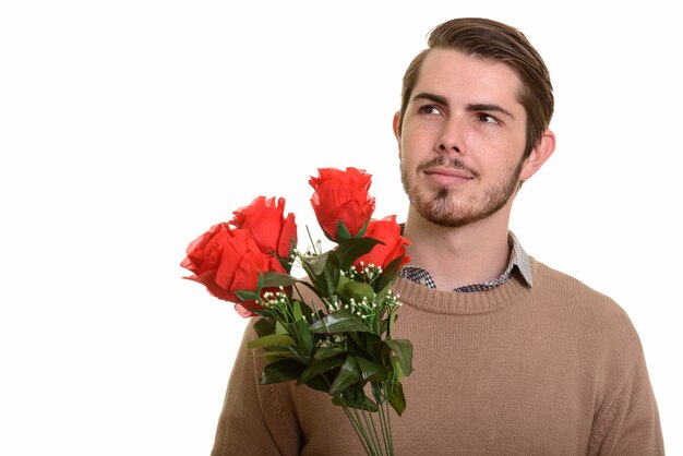 Porträt des jungen gutaussehenden bärtigen Mannes bereit für Valentinstag