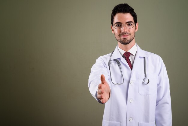 Porträt des jungen gutaussehenden Mannarztes mit Brille