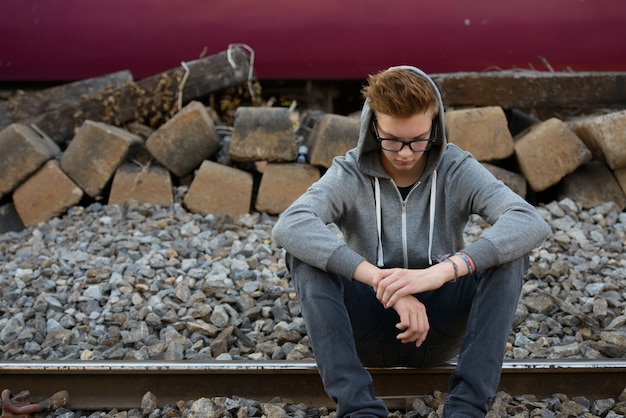 Porträt des jungen hübschen Teenagers am Bahnhof