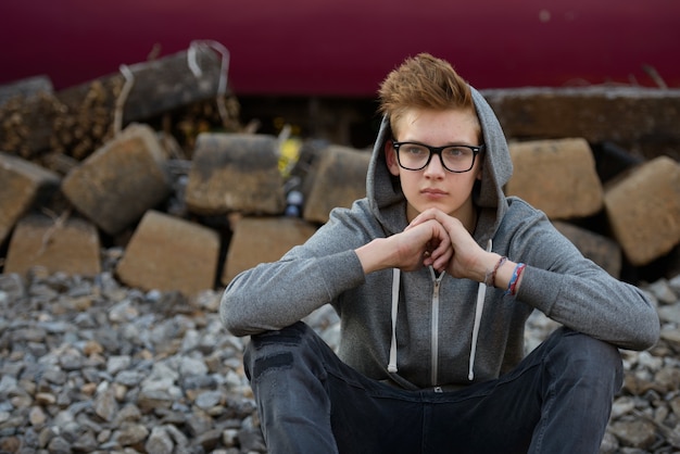 Porträt des jungen hübschen Teenagers am Bahnhof