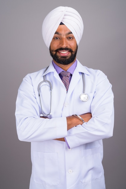 Porträt des jungen indischen Sikh-Mannarztes lächelnd