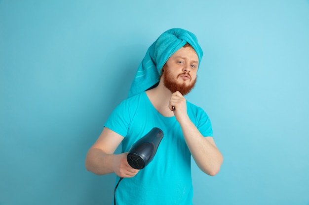 Porträt des jungen kaukasischen Mannes in seiner Schönheitstag- und Hautpflege-Routine