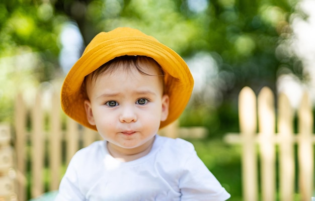 Porträt des jungen Kleinkindes im Hut Nettes Babyporträt des Sommers