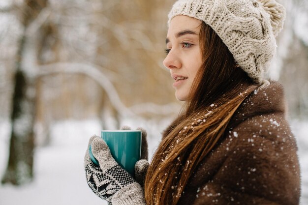 Porträt des jungen Mädchens mit Kaffee Winter Weihnachten Neujahr Zeit