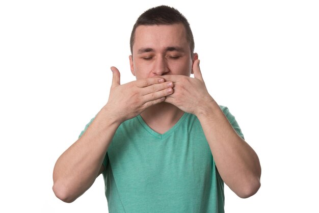 Porträt des jungen Mannes, der mit der Hand seinen Mund bedeckt, Isolated On White Background