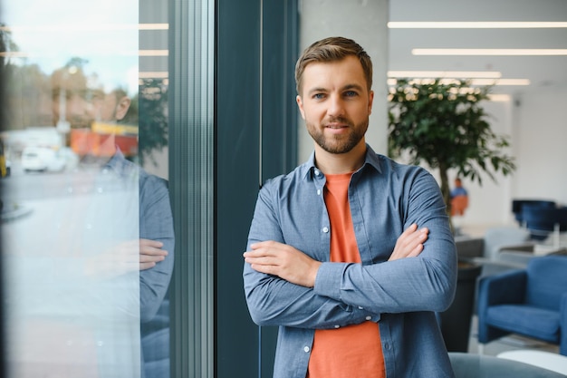 Porträt des jungen Mannes in der Nähe im Fenster