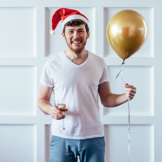 Porträt des jungen Mannes mit Ballon feiern Weihnachten oder Neujahr