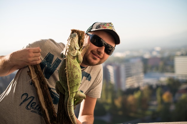 Porträt des jungen Mannes mit dem Leguan