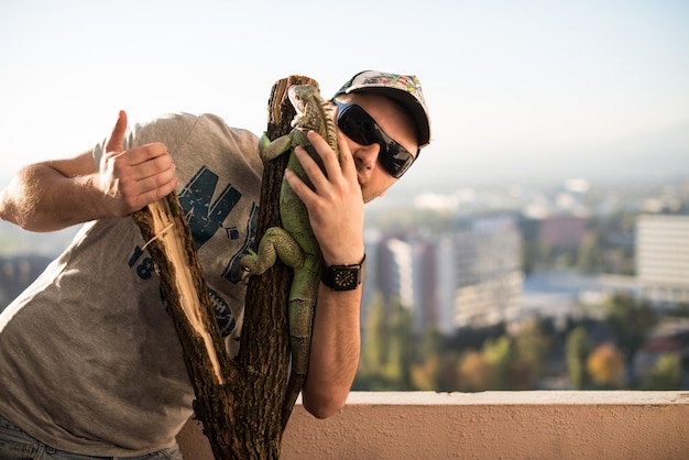 Porträt des jungen Mannes mit dem Leguan