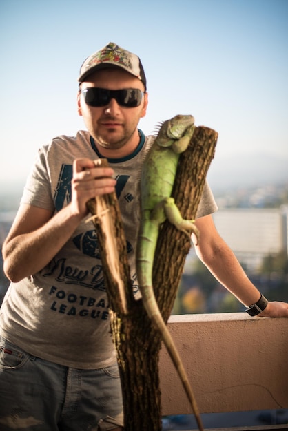 Porträt des jungen Mannes mit dem Leguan