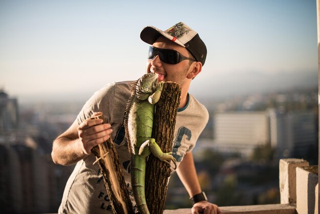 Porträt des jungen Mannes mit dem Leguan