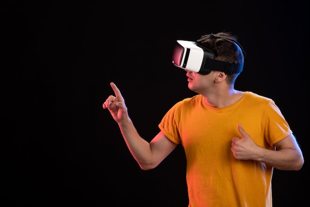 Porträt des jungen Mannes mit Virtual-Reality-Headset dunkles visuelles Gaming d