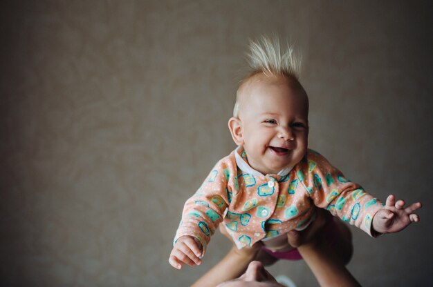 Porträt des Jungen mit dem lächerlich gebürsteten Kopf.