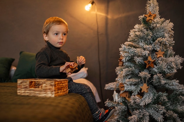 Porträt des Jungen neben Weihnachtsbaum