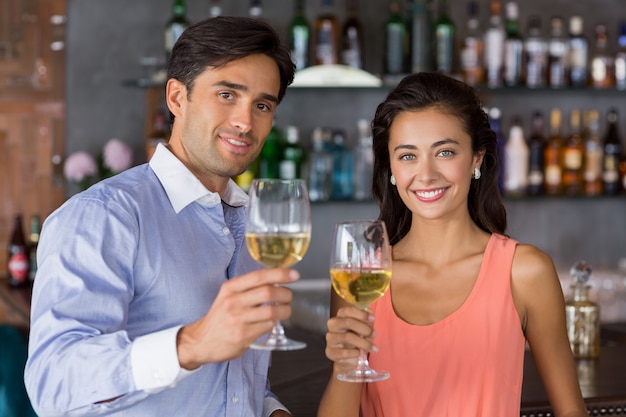 Porträt des jungen Paares, das Glas Wein hält