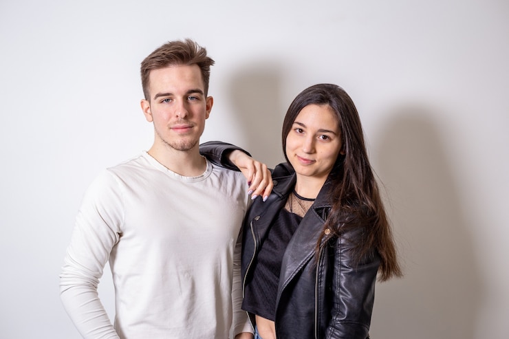 Foto porträt des jungen paares vor weißem hintergrund
